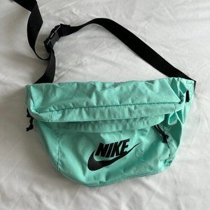 Nike 8L Crossbody Bag